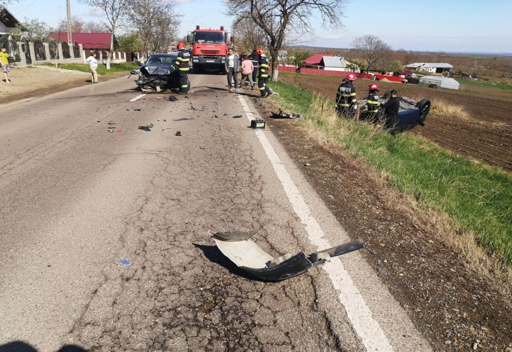 Accident pe un drum din Botoșani! Una dintre mașini s-a răsturnat