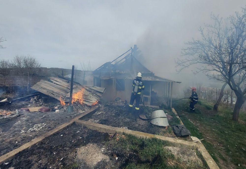 Bătrân rămas fără casă în urma unui incendiu, la Știubieni