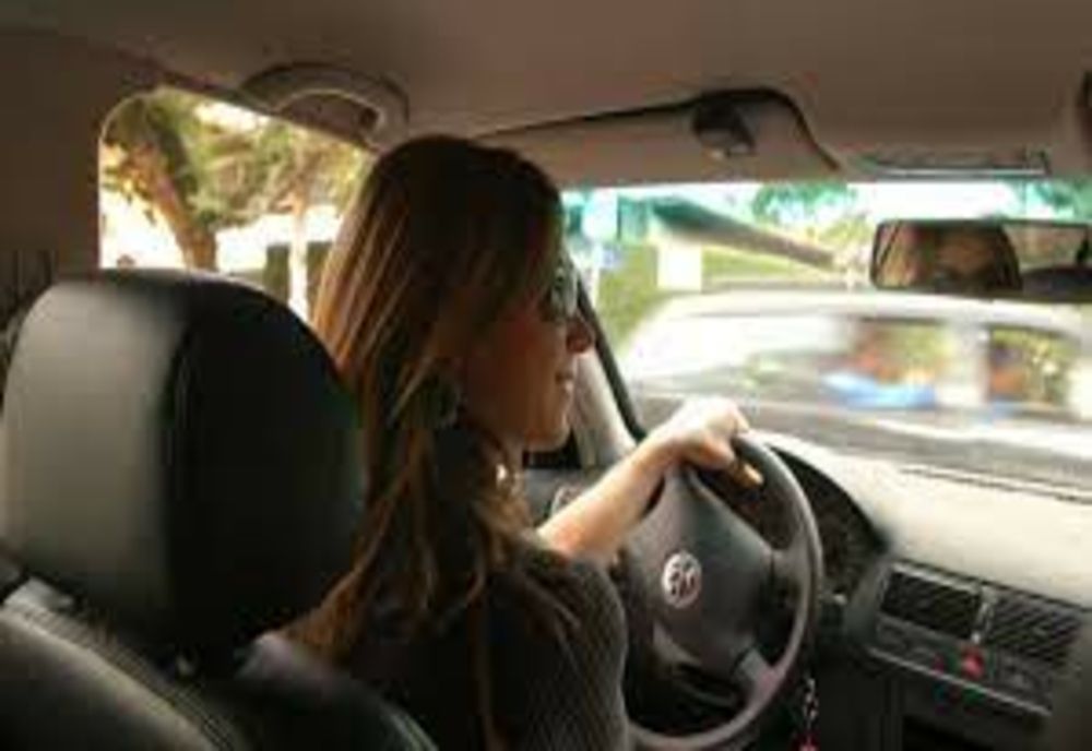 Adolescentă depistată la volan! Cine i-a încredințat mașina