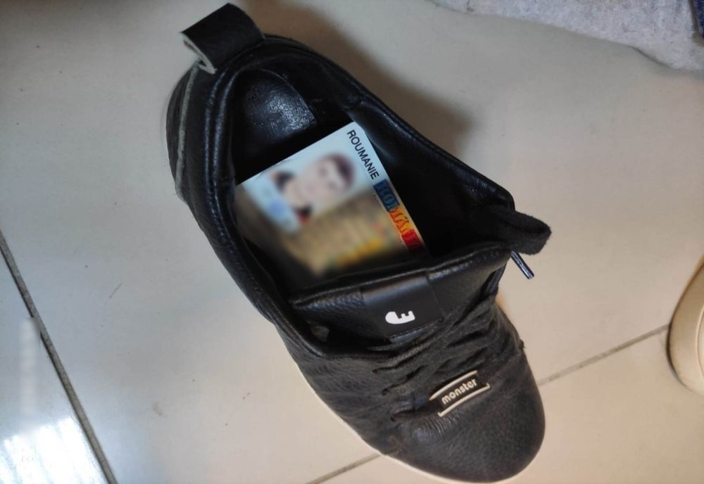 Cărţi de identitate false ascunse în încălţăminte, descoperite la controlul de frontieră
