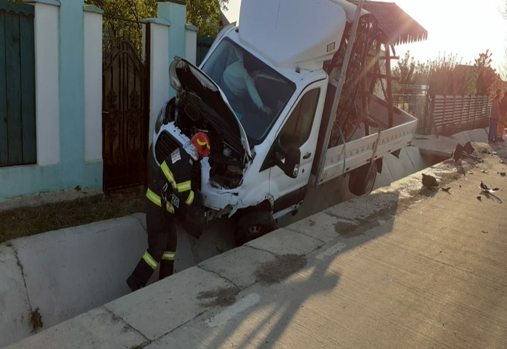 Tamponare între un autoturism și o autoutilitară la Rădeni