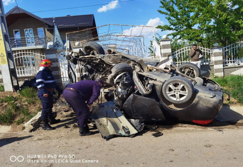 A lovit un cap de pod și s-a răsturnat în fața unei porți