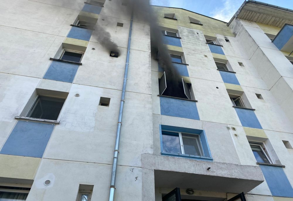 Panică într-un bloc din Botoșani: două fete au ieșit în ultimul moment din apartamentul cuprins de flăcări!