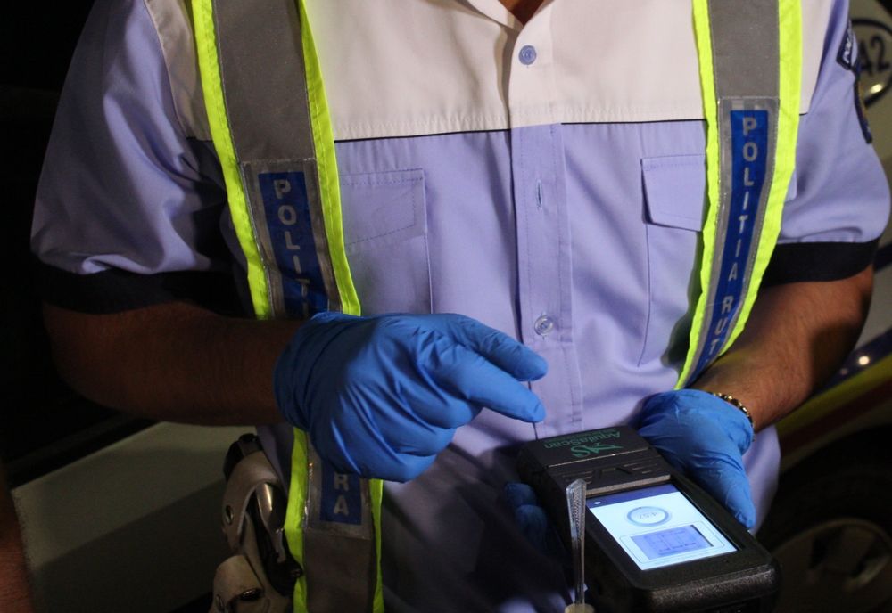 Un tânăr de 22 de ani s-a urcat la volan după ce a băut și s-a drogat