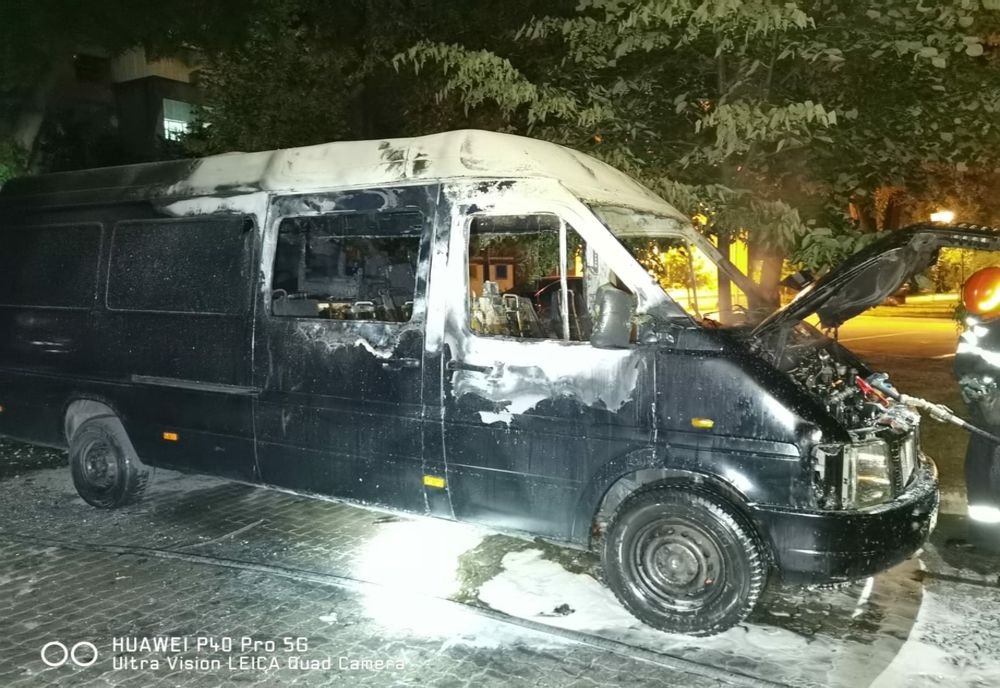 Incendiu izbucnit la o autoutilitară parcată pe o stradă din Botoșani