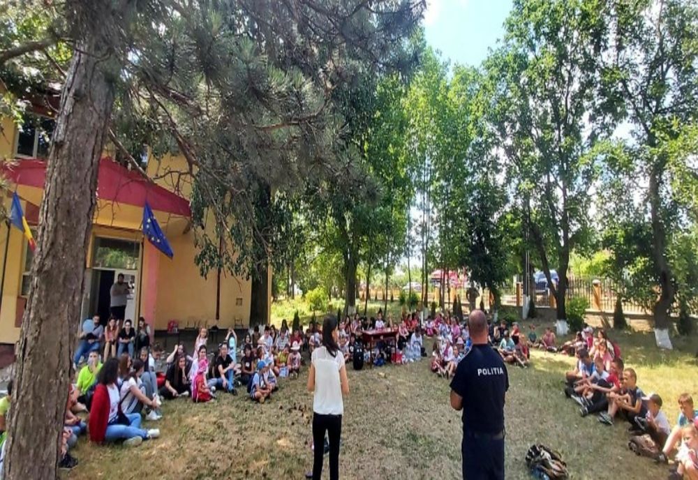 Polițiștii, în tabără alături de copii pentru prevenirea consumului de droguri și a fenomenului de bullying 