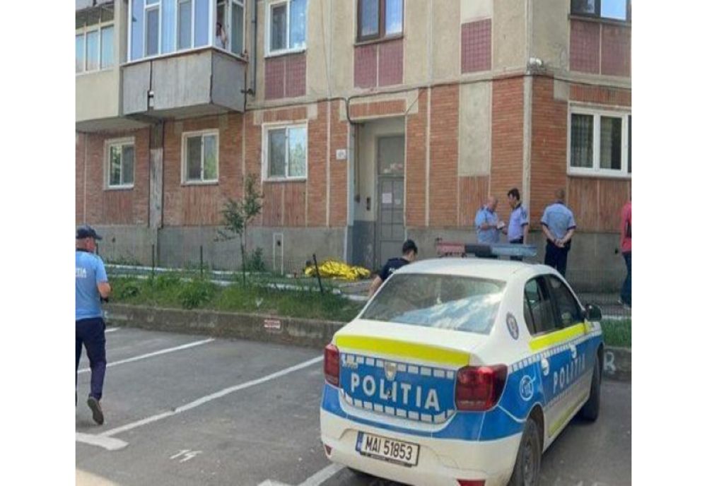 O femeie a murit după ce a căzut de la etajul trei