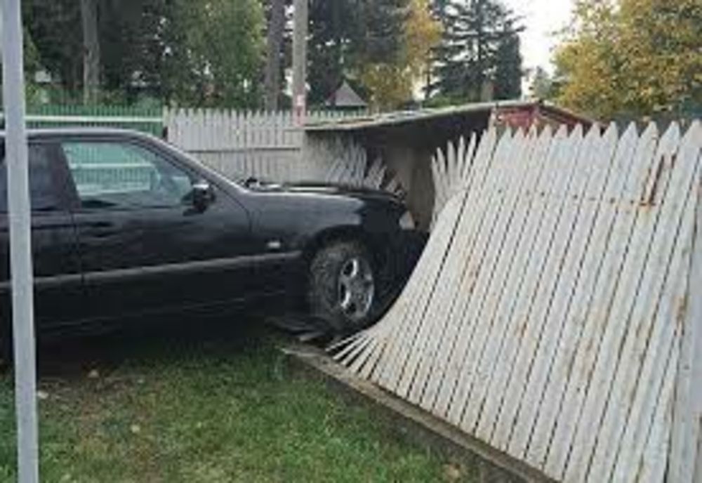 Atât de beat că a ratat curba și s-a oprit cu mașina în gard