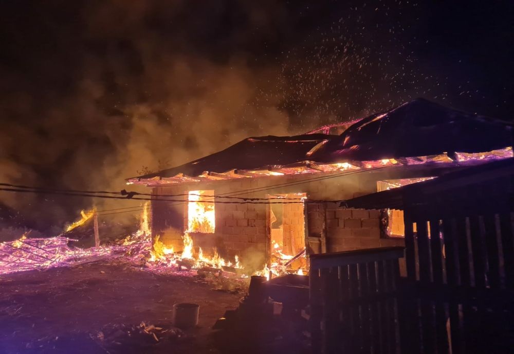 Zeci de păsări au pierit noaptea trecută într-un incendiu la Miorcani
