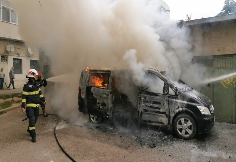 Microbuz distrus de incendiu