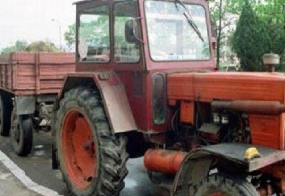 Mort de beat, la volanul unui tractor neînregistrat