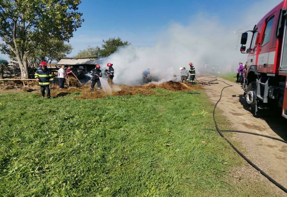 Incendiu la un depozit de furaje în Dorobanți. Pompierii s-au luptat mai bine e o oră cu flăcările