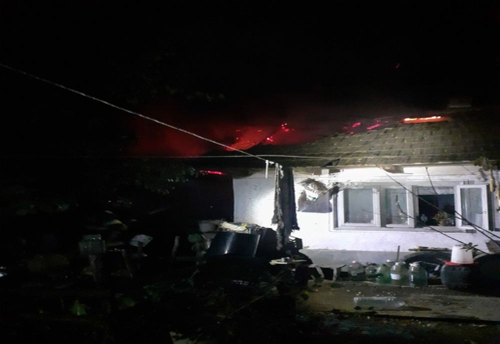 Incendiu la o gospodărie din Bozieni! O bărtână, imobilizată la pat, a ajuns la spital