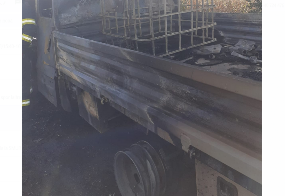 Un bărbat a ajuns la spital după ce mașina pe care o conducea a luat foc în trafic