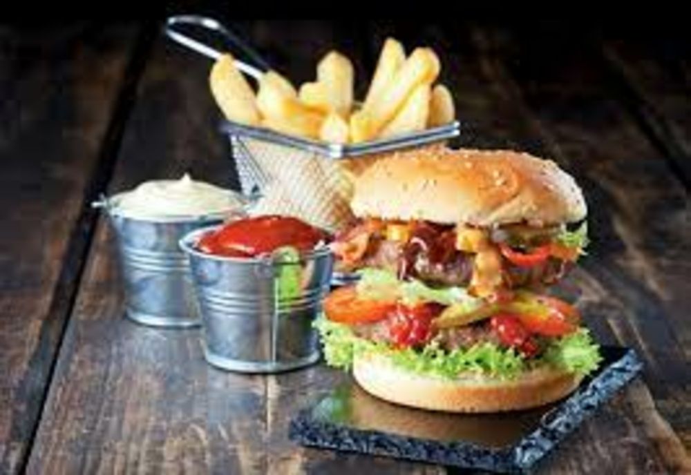 Amenzi de peste 84.000 de lei și suspendarea activității pentru producătorii și comercianții de "fast-food"