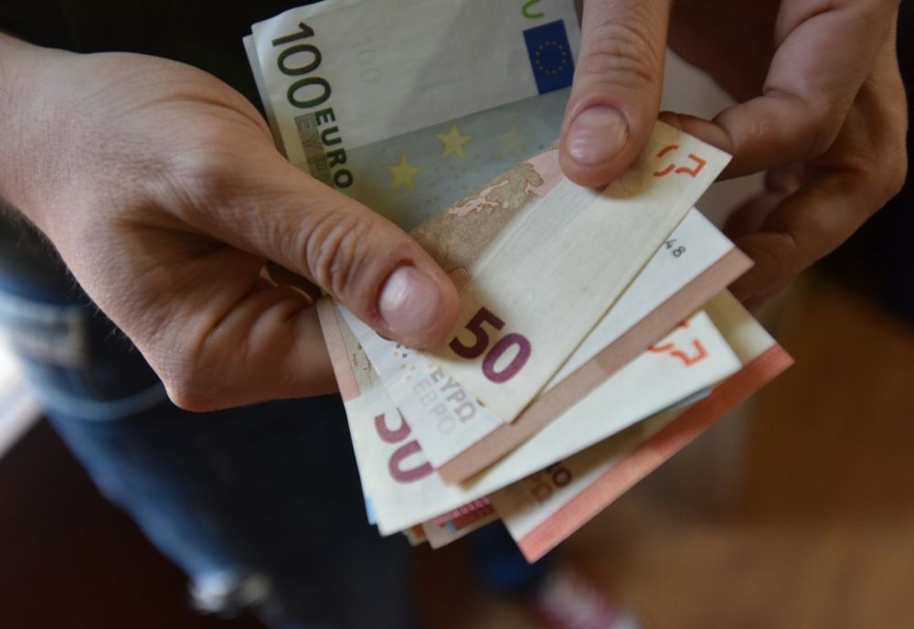 Sute de mii de români vor plăti rate mai mari din 2 noiembrie - Cu cât cresc dobânzile la ratele în euro