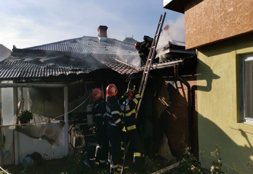O femeie și fiica ei nu au realizat că în casa lor a izbucnit un incendiu. Vecinii au sunat la 112
