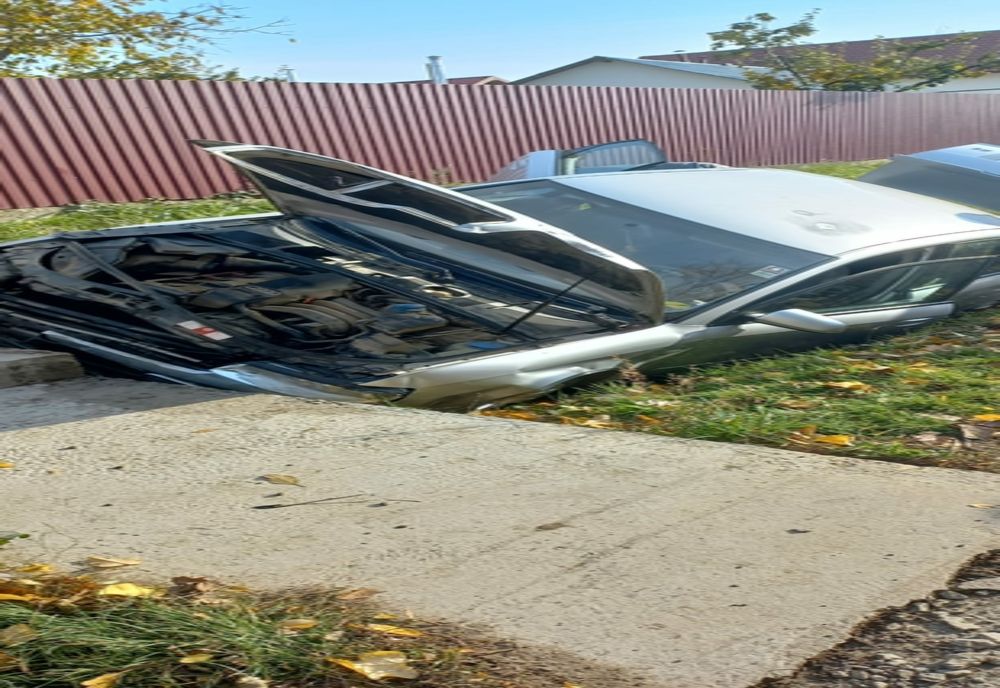 O femeie a avut nevoie de îngrijiri medicale după ce mașina pe care o conducea a intrat într-un cap de pod