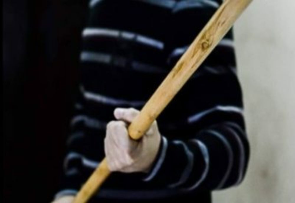 După ce au provocat intenționat accident rutier au coborât din mașină și au început să lovească mașina și pe persoana care se afla în ea