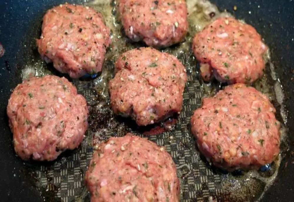 Cât de sănătoasă este, de fapt, carnea tocată din magazine. Adevărul ascuns de comercianți