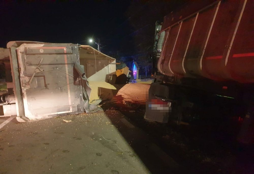 Accident pe un drum din Botoșani! Un TIR încărcat cu cereale s-a răsturnat