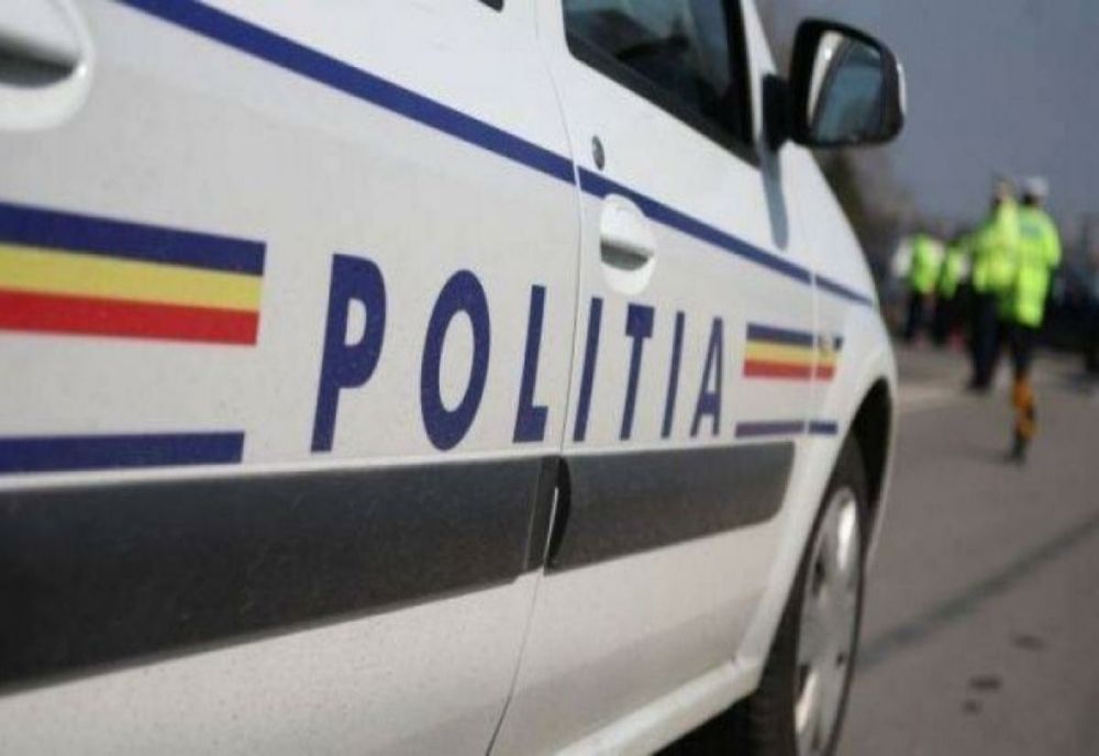 7 focuri de armă trase de polițiști pentru a opri un bărbat care a lovit un microbuz de persoane și a dat cu spray lacrimogen