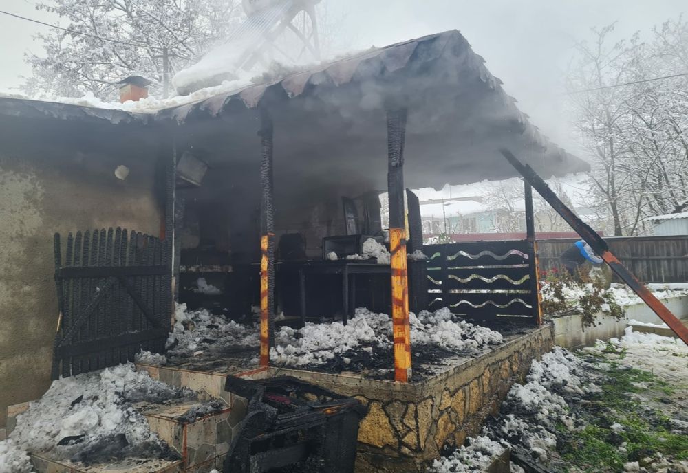 A pus carnea la afumătoare și a făcut scrum toată încăperea