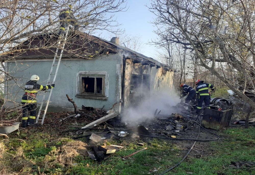 Casa unui bărbat din Hănești a luat foc! Bărbatul, ajutat de vecini să iasă din interior