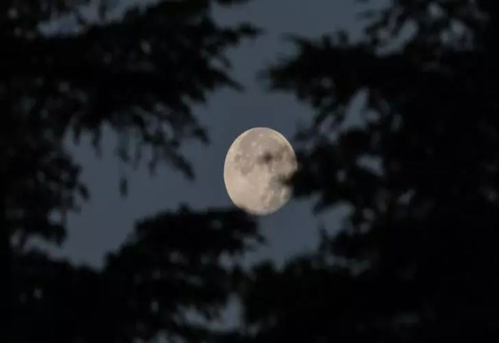 De ce LUNA urcă mult mai sus pe cer iarna decât vara