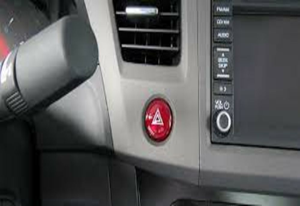 Cu o alcoolemie de 1,18 mg/l alcool pur în aerul expirat, un șofer se odihnea cu mașina pe avarii. Ce a făcut când a văzut mașina poliției