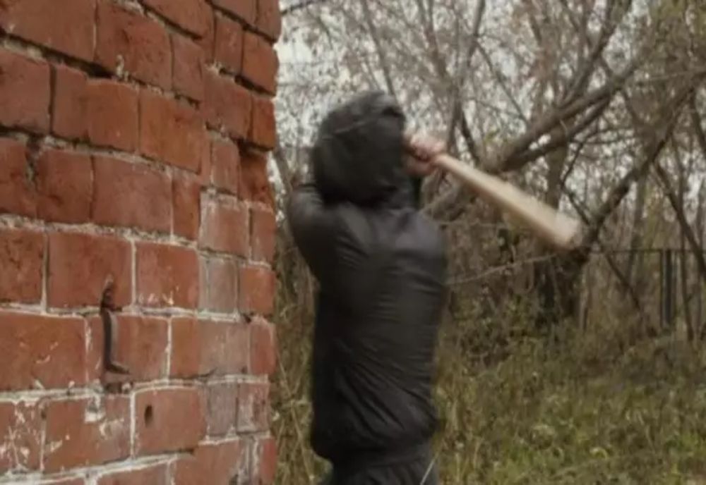 Reglare de conturi între frați cu bâta! Pentru a-i despărți s-a tras un foc de armă