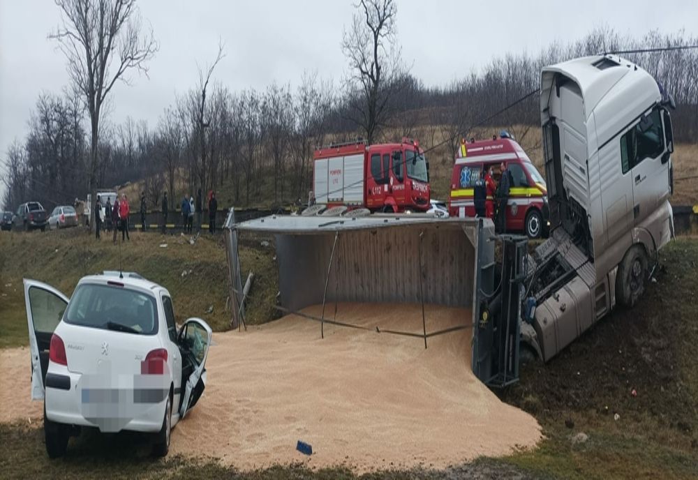 Impact între un TIR și un autoturism condus de un bărbat de 84 de ani la Santa Mare