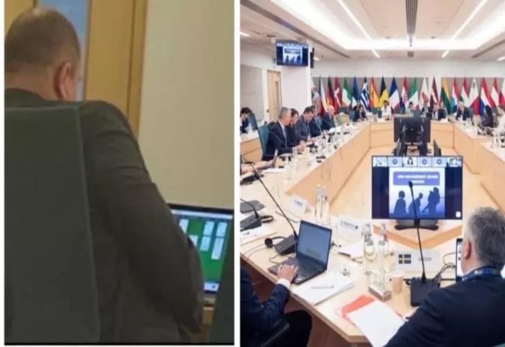 Șeful de la Imigrări, campion la Solitaire. A fost filmat în timp ce se juca într-o conferință