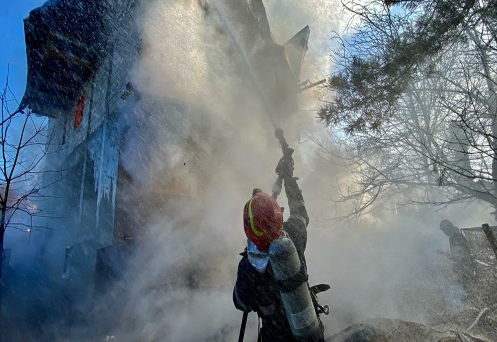 O familie cu patru copii din municipiul Botoșani a rămas fără acoperiș deasupra capului 