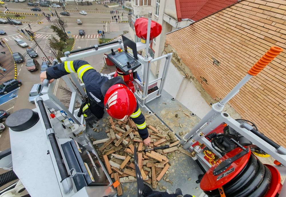 Cărămizi decorative care puneau în pericol trecătorii, îndepărtate de pompieri