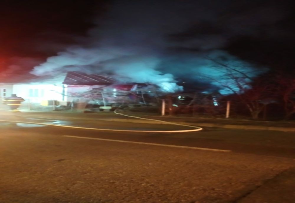 Casa unei bătrâne s-a aprins, cel mai probabil de la un coș de fum deteriorat, iar flăcările s-au extins la acoperișul locuinței fiicei sale