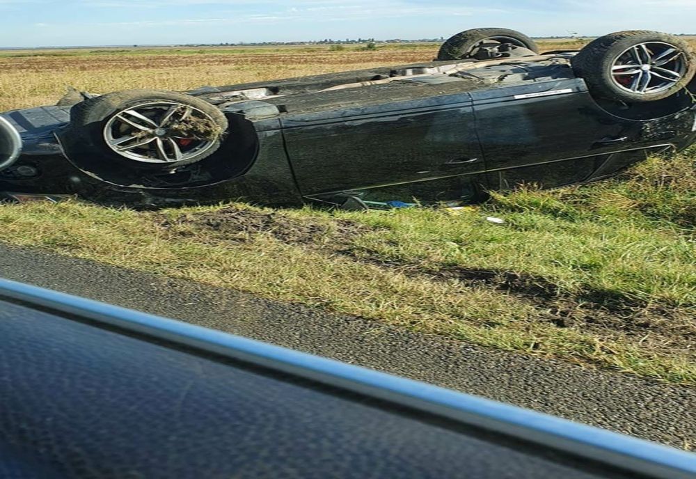 A fugit de poliție și s-a răsturnat cu mașina