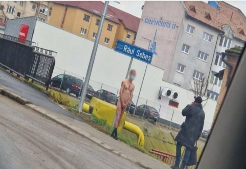 Un bărbat din Botoșani a fost amendat după ce s-a plimbat dezbrăcat pe o stradă din Sebeș