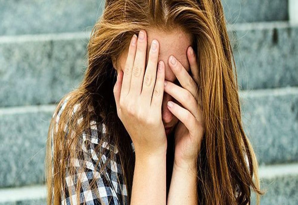 O fată de 16 ani a vrut să se arunce de pe o clădire: "Tatăl vitreg ar fi încercat să o violeze"