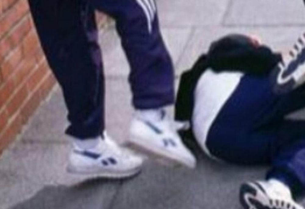 Un paznic de la o casă de pariuri, bătut măr de șase tineri