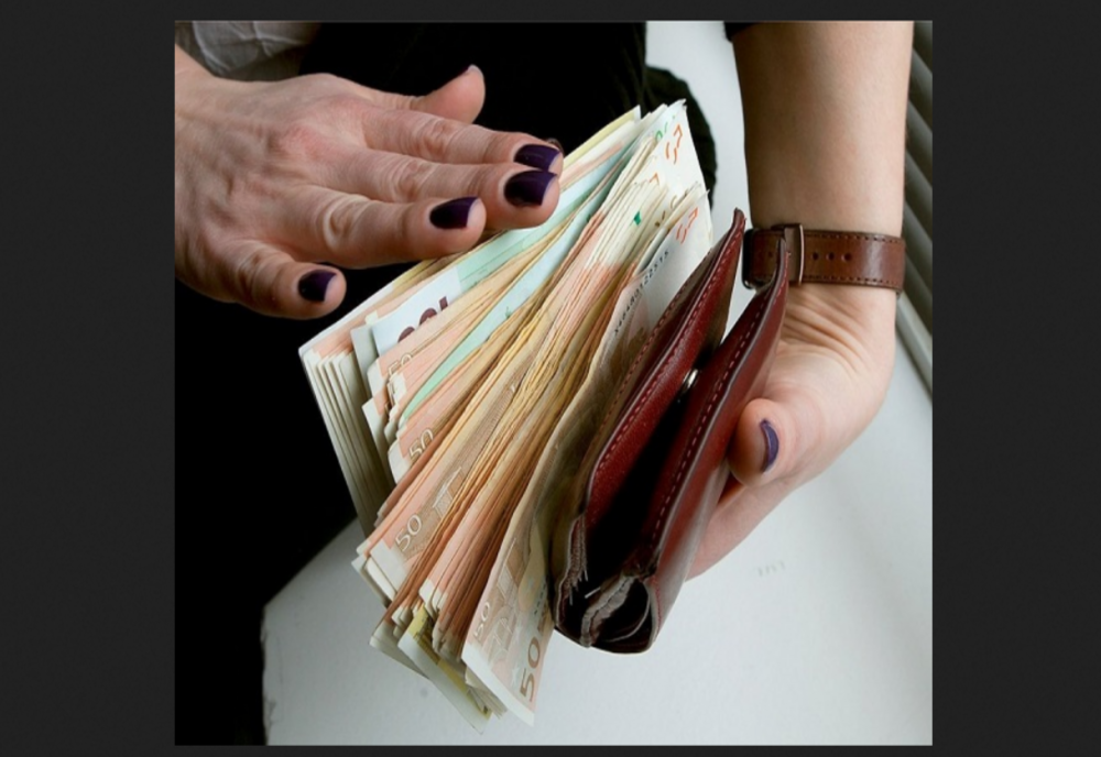 Studiu: de ce predau oamenii portofelele cu bani la poliție
