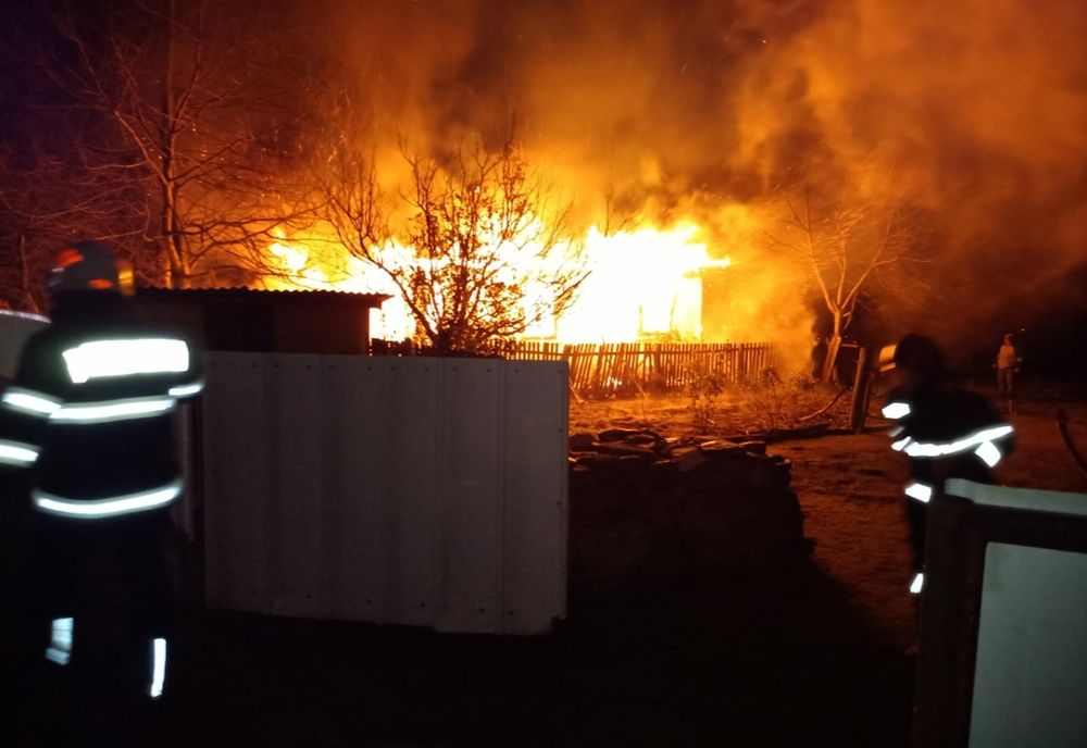 O bătrână s-a uitat neputiincioasă cum îi arde casa
