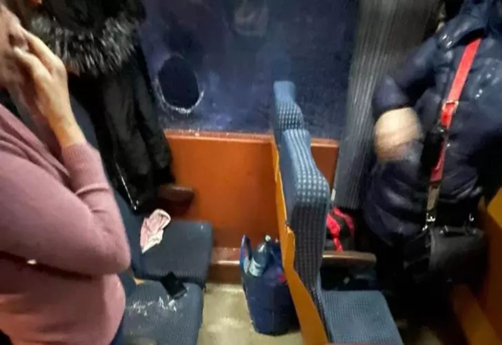 Caz șocant în Botoșani. Pasagerii unui tren, răniți de un bolovan aruncat de un bărbat - FOTO