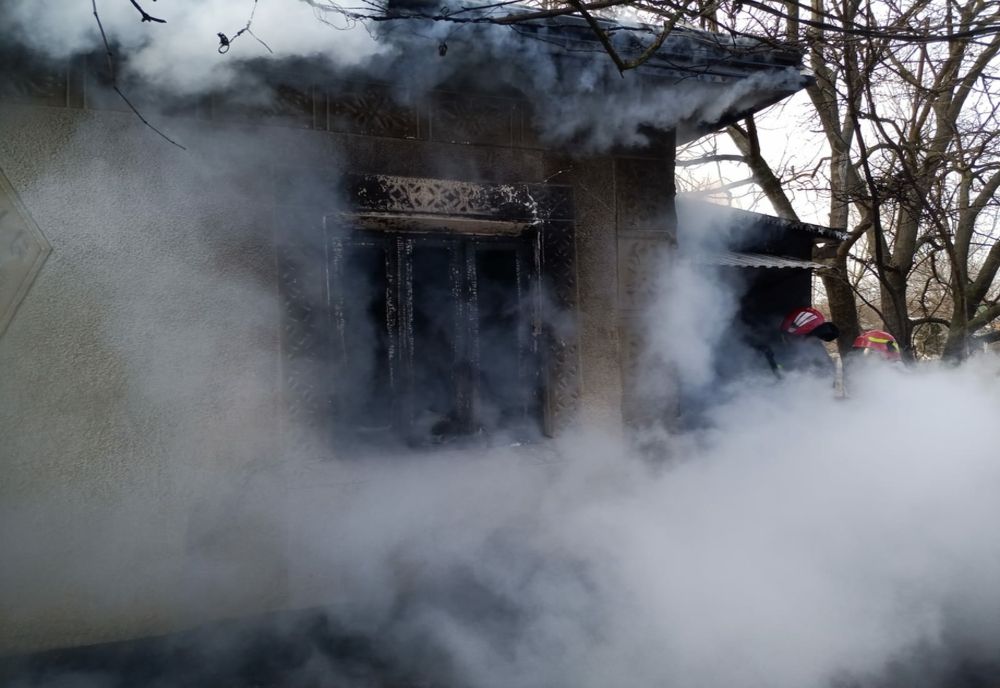 Unui bătrân de 71 de ani i s-a făcut rău și a ajuns la spital când și-a văzut casa în flăcări