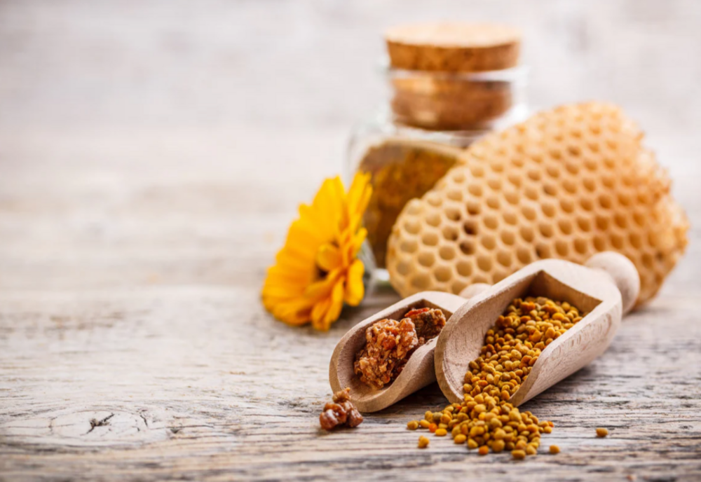 Ai dureri de gât? Uite de ce nu trebuie să-ți lipsească propolisul din casă