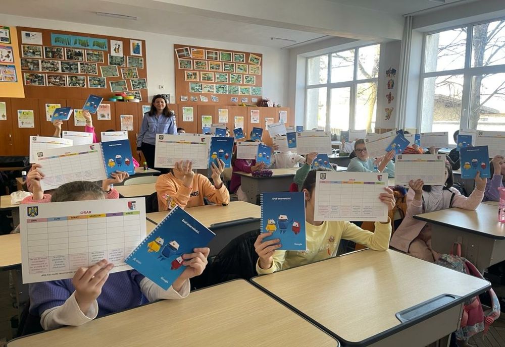  Poliţiştii botoşăneni îi pregătesc pe copii să devină  EROII INTERNETULUI