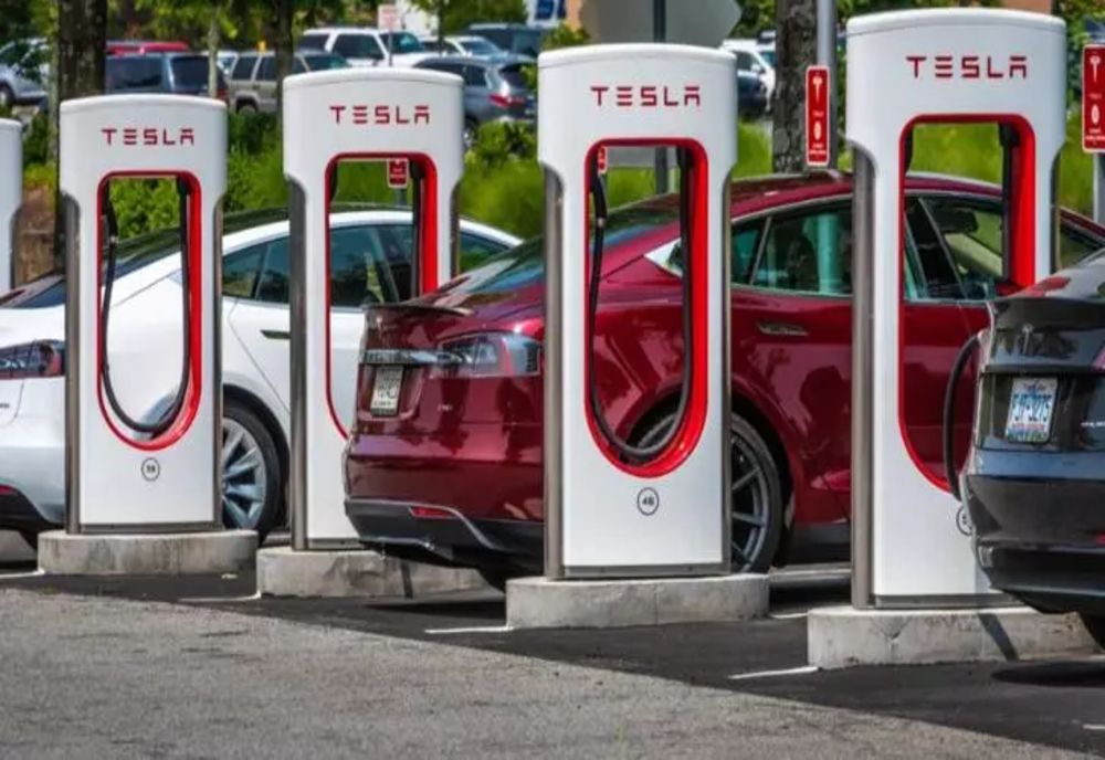 Lovitură pentru românii cu autoturisme electrice Tesla. De săptămâna viitoare vor plăti taxa de încărcare