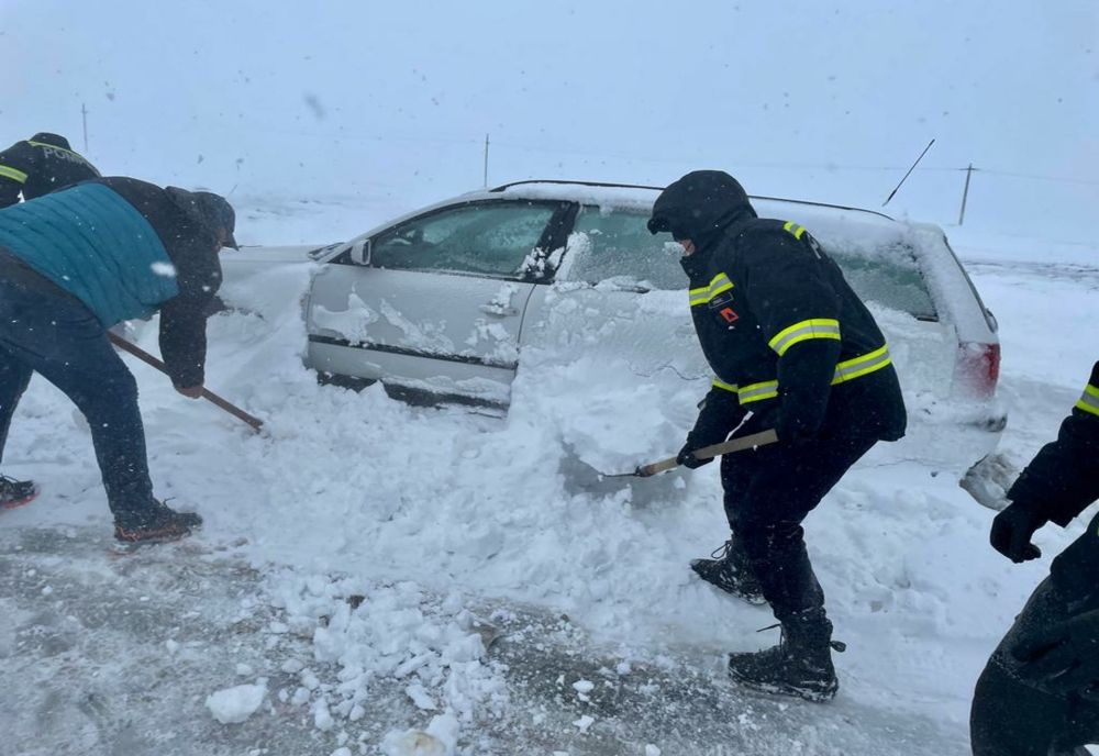 Zeci de persoane, printre care copii și persoane dializate, rămase înzăpezite pe drumurile din Botoșani