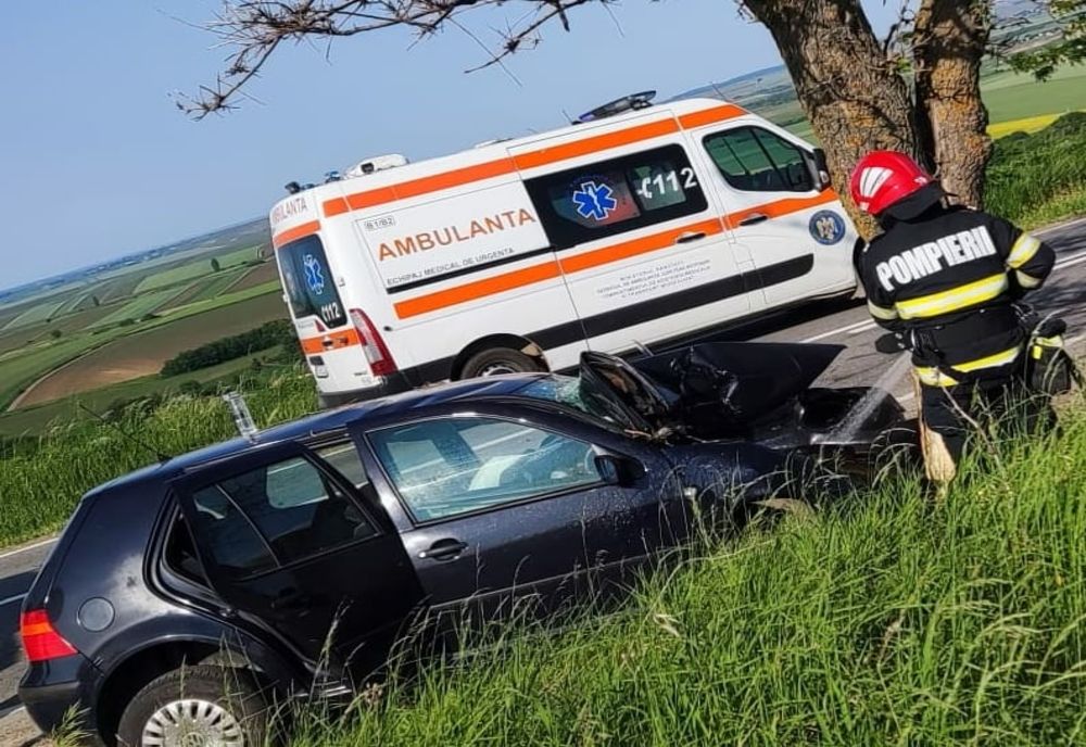 Un tânăr s-a izbit cu mașina de un copac. El a ajuns la spital