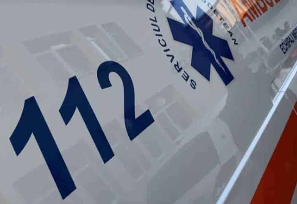 Ambulanță implicată într-un accident, la ieșirea din Botoșani. Asistenta medicală de pe autospecială a fost rănită grav